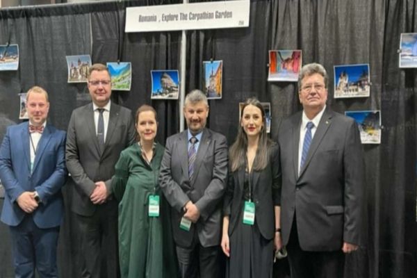 Standul României, la Târgul de turism de la New York: mii de dolari pentru fotografii A4, lipite pe pânză. Reacția Ministerului Turismului