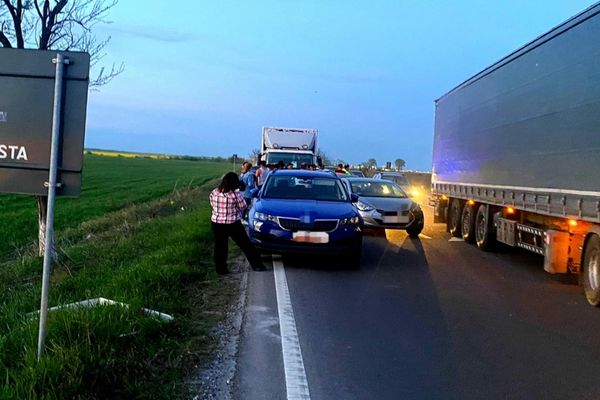 FOTO Cinci mașini implicate într-un accident pe DN2. Doi copii au ajuns la spital