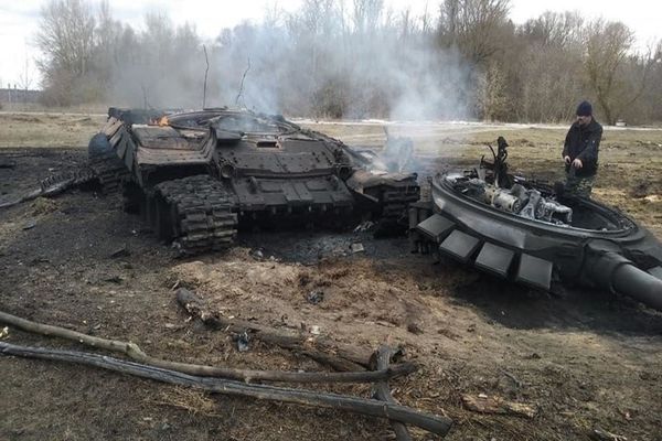 Ruşii, acuzaţi că au împuşcat femei şi au trecut cu tancul peste ele, în Irpin