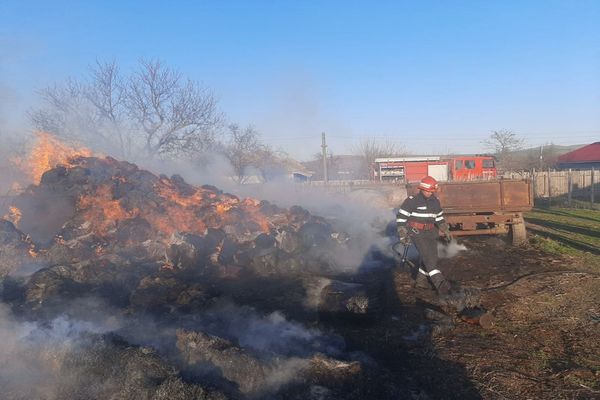 VIDEO  Incendiu violent.  O țigară a făcut scrum sute de baloți de paie