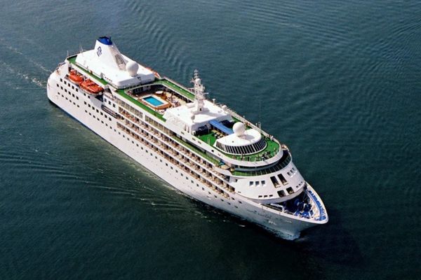 Tot mai multe femei aleg o carieră la bordul navelor maritime. Salariul pornește de la 3000 de euro