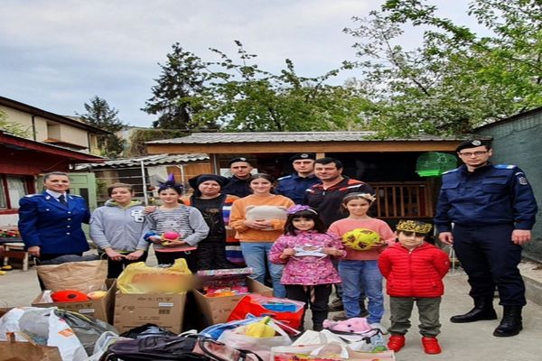 Sărbători Pascale cu bucurie și zâmbete pentru o familie cu 9 copii datorită jandarmilor tulceni