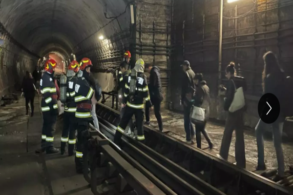 Garnitură de metrou oprită între stațiile Grivița și Basarab. Călătorii, evacuați prin tuneluri