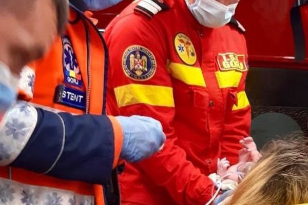 Nou-născut, salvat dintr-o hazna