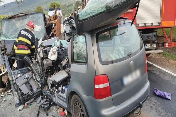 FOTO Accident cu victime încarcerate. Două mașini s - au făcut praf după ce s-au ciocnit pe DN22A