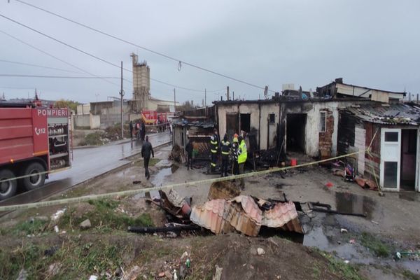 Incendiu devastator în Turda! Au murit patru copii şi doi adulţi (FOTO/VIDEO)