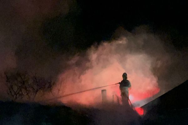 VIDEO Incendiu violent la Sarinasuf. Case salvate de pompieri