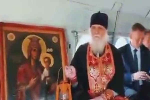 VIDEO Preoți ruși au sfințit din avion o localitate, ca să o apere de atacurile ucrainene