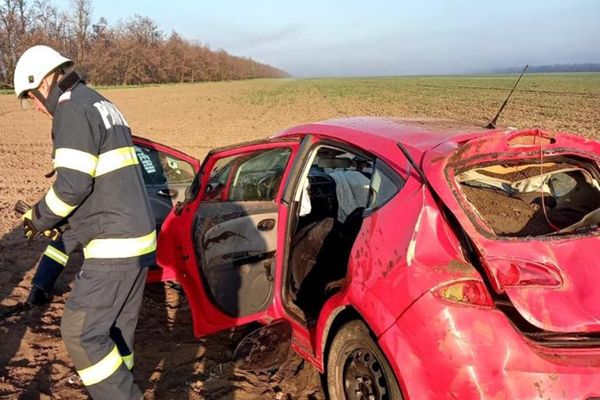    FOTO S-au răsturnat cu mașina în prima zi de Paști. Șoferul era beat criță