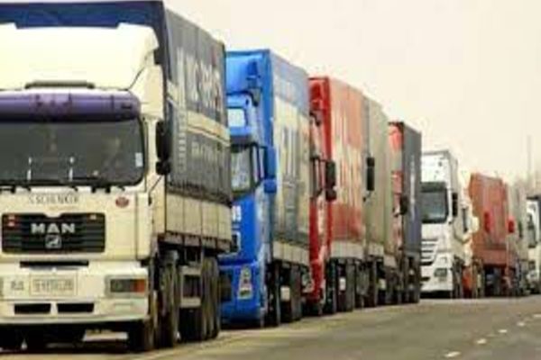 Peste 100 de camioane  blocate la Vama Isaccea