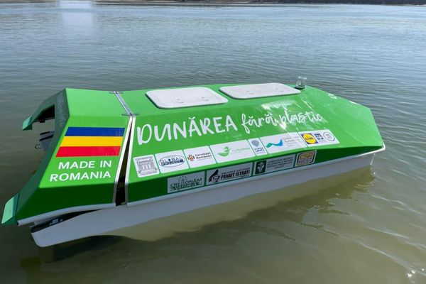 Lansare ”Green Cat”, un catamaran care adună gunoaiele din Dunăre