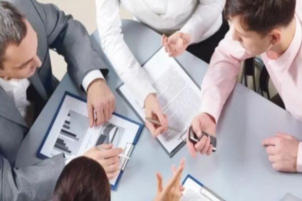 Statul face angajări pe bandă rulantă - În ce instituții sunt cei mai mulți salariați