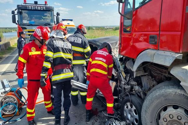 Călărași. Doi morți după ce o mașină și un autocamion s-au ciocnit frontal