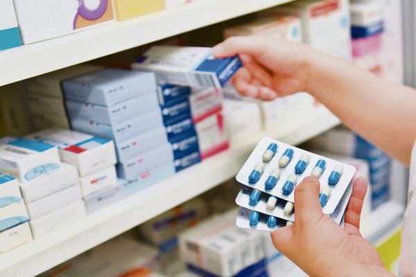 Lovitură CRUNTĂ pentru bolnavi: medicamentele ieftine, înlocuite cu unele mult mai scumpe. Care este CAUZA