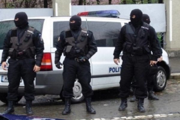 VIDEO Traficanți de droguri săltați de mascați