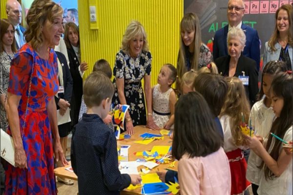 VIDEO Jill Biden, întâlnire cu mamele și profesoarele refugiate din Ucraina. „ Mulțumesc, România, pentru cum i-ați primit!”