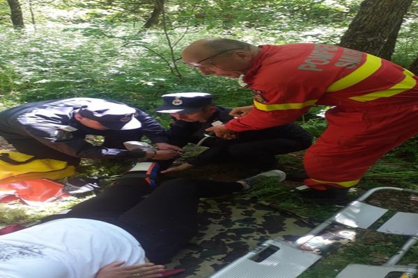 FOTO Constănțeancă accidentată în Munții Măcinului, salvată la limită de pompieri