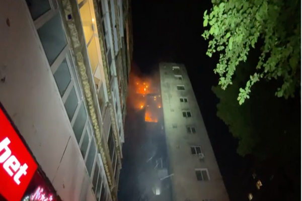 Incendiu devastator în București - Arde un bloc de 10 etaje din Sectorul 5