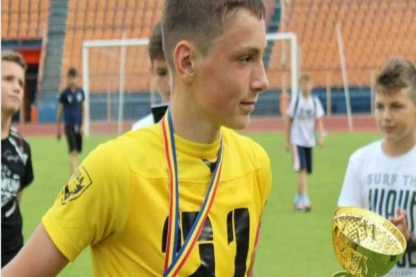 Face naveta 80 de kilometri pe zi pentru a juca fotbal: cine este băiatul din Tulcea cu o voință de fier
