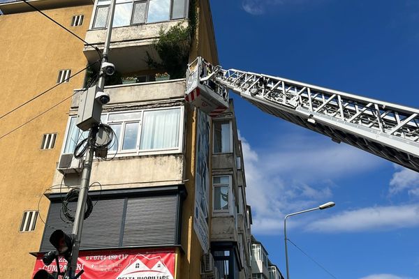 VIDEO Atenție, cade tencuiala! Pompierii intervin în Tulcea