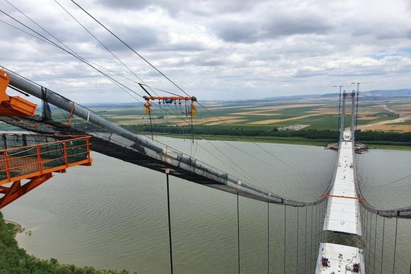 Ultimul tablier metalic al Podului suspendat peste Dunăre va fi montat marți, 28 iunie