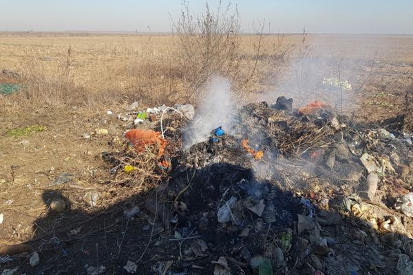 Lovitură grea pentru afacerile cu FIER VECHI și mafia ARDERII deșeurilor pe câmp
