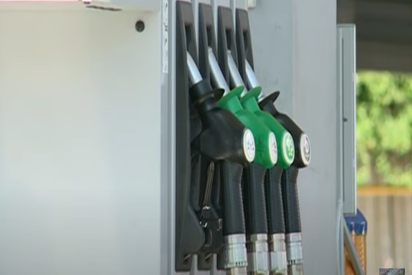 Prețul carburanților, compensat cu 50 de bani la litru