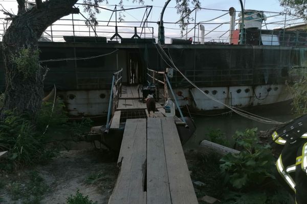 Șlep în pericol de scufundare în Delta Dunării