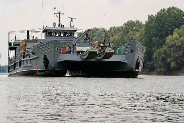 FOTO Un bac fluvial militar acționează de astăzi pe Dunăre
