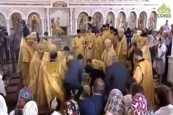 Patriarhul Kiril al Rusiei a căzut în biserică - Imagini cu momentul în care sfătuitorul lui Putin este adunat de pe jos de către preoți