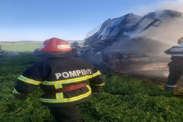 FOTO Utilaj agricol în flăcări pe câmp la Sarichioi