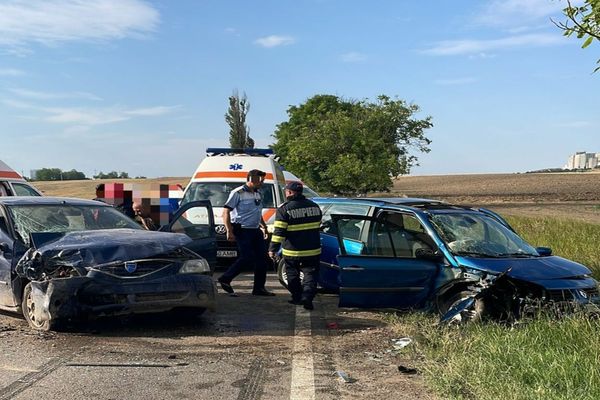 FOTO Accident grav pe drumurile din Tulcea. 4 persoane printre care si doi minori au ajuns la spital