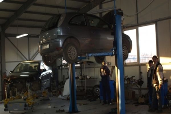 Război total între service-urile auto oficiale și cele clandestine. 6 din 10 mașini sunt reparate ''la negru''