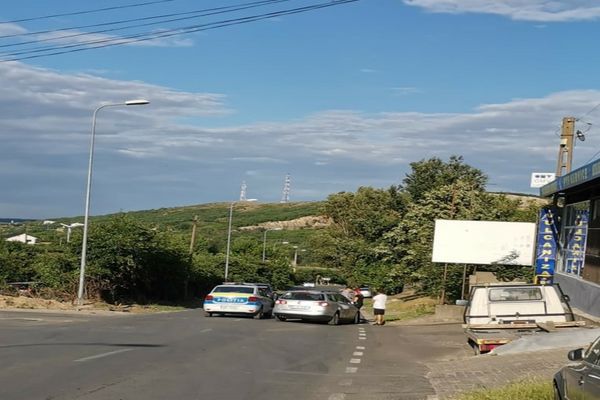 Carambol între două mașini din cauza unei manevre greșite