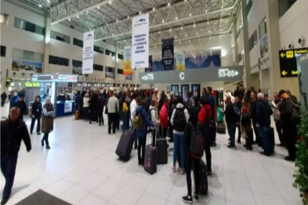 HAOS pe Aeroportul Otopeni - VACANȚĂ LA COADĂ. Trimite imaginile neputinței și ia atitudine!