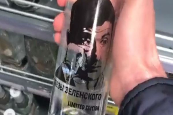 Rușii se îmbată cu "Lacrimile lui Zelenski"! Noua băutură din supermarket-uri care face furori