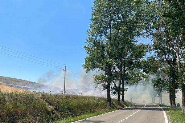 FOTO Atenție, șoferi! Circulație îngreunată pe DJ 222C din cauza unui incendiu de vegetaţie