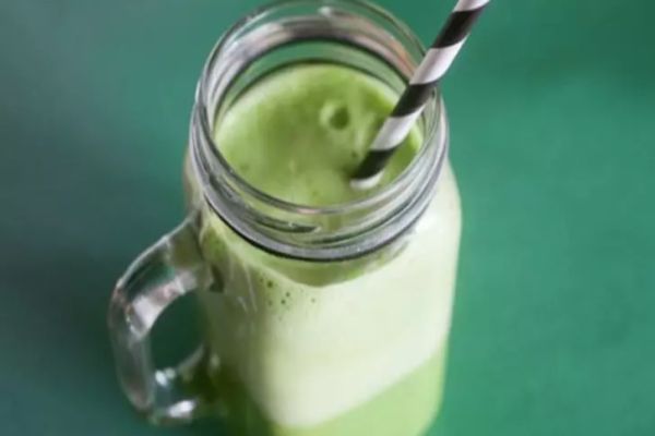 Băutura care te curăță de toxine și îți topește grăsimile. Uite cât de simplu se prepară!