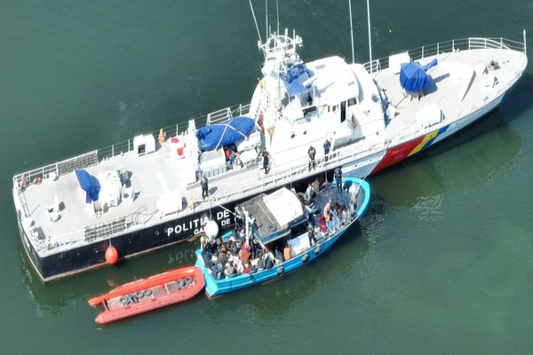 FOTO VIDEO Alertă pe mare. O ambarcaţiune de migranţi depistată în dreptul stațiunii Costinești