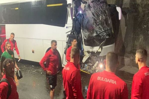 Accident grav al naționalei Bulgariei – Fotbaliști transportați de urgență la spital cu tăieturi