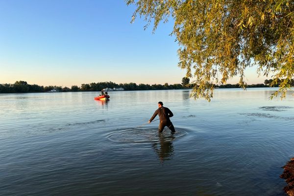 Au fost reluate căutările tânărului dispărut în Dunăre la Nufăru