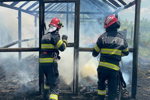 FOTO VIDEO Incendiu puternic în satul Poșta. Case salvate de pompieri