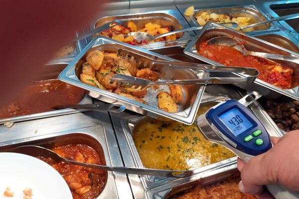 Comisarii de la Protecția Consumatorului nu mai au voie cu telefoane mobile la controale