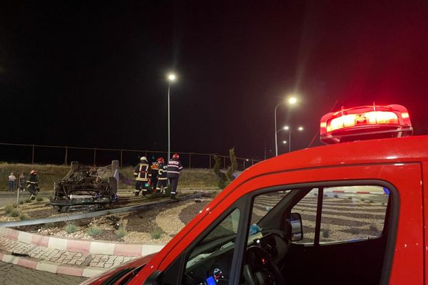 FOTO VIDEO S-a răsturnat cu mașina după ce „a luat” un sens giratoriu      