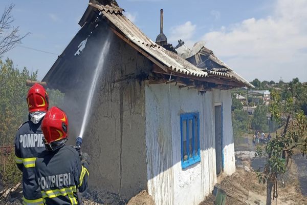 VIDEO Femeie imobilizată la pat, salvată din casa cuprinsă de flăcări