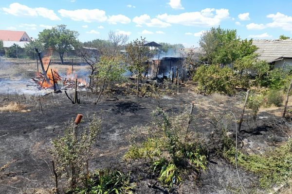 FOTO Incendiu de proporții, izbucnit de la o țigară aruncată aiurea