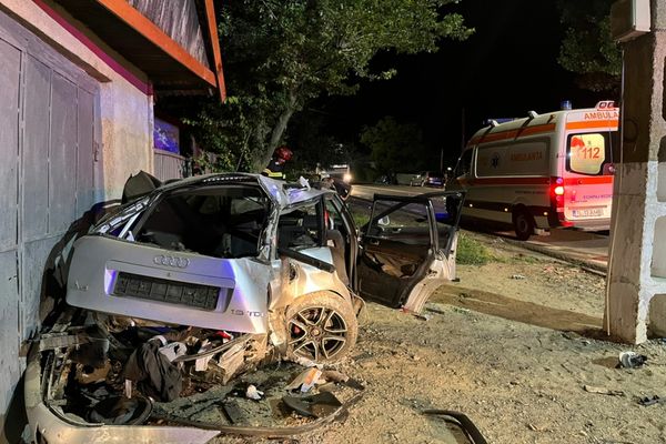 FOTO Accident grav pe drumurile din Tulcea. Mașină făcută praf și o victimă încarcerată