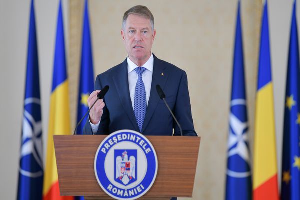 Președintele Iohannis: În această zi, îi comemorăm, cu profundă recunoștință și prețuire, pe toți aviatorii care au făcut sacrificiul suprem în serviciul „aripilor românești”