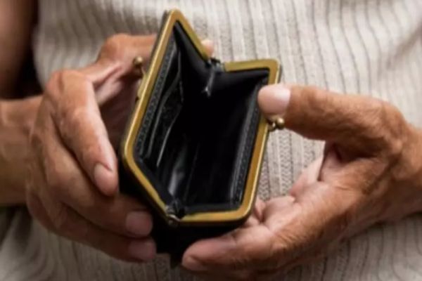 Pensionarii României au ajuns la fundul sacului! Seniorii se împrumută la C.A.R pentru mâncare și medicamente