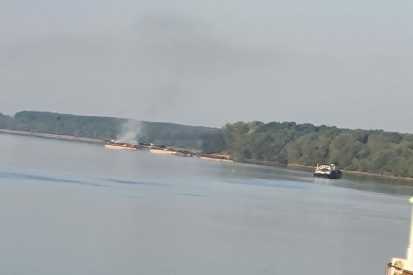 Ce spune ISU Giurgiu despre cele două barje încărcate cu cărbuni care ard mocnit pe Dunăre